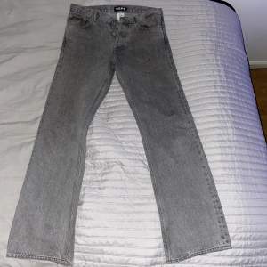 Säöjer dessa hope rush demin jeans för att dem inte används längre, ena fickan är sönder, men det är vanligt på dem här byxorna. Nypris ligger på 1400ish