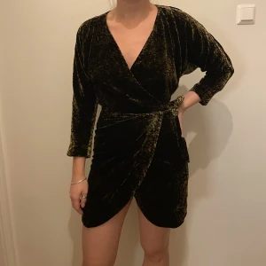 Klänning & Other Stories - Omlottklänning från & Other Stories, aldrig använd! Skirt, velouraktigt tyg. Passar även någon med strl 36.  Ord. pris 600