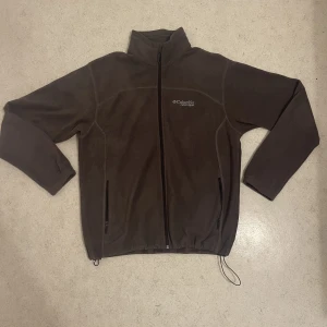 Fleece  - En Colombia fleece i färgen brun. Passar lika bra för tjejer som killar. Storlek M. Pris 400. Det är bara o äsch skriva för fler frågor och bilder.