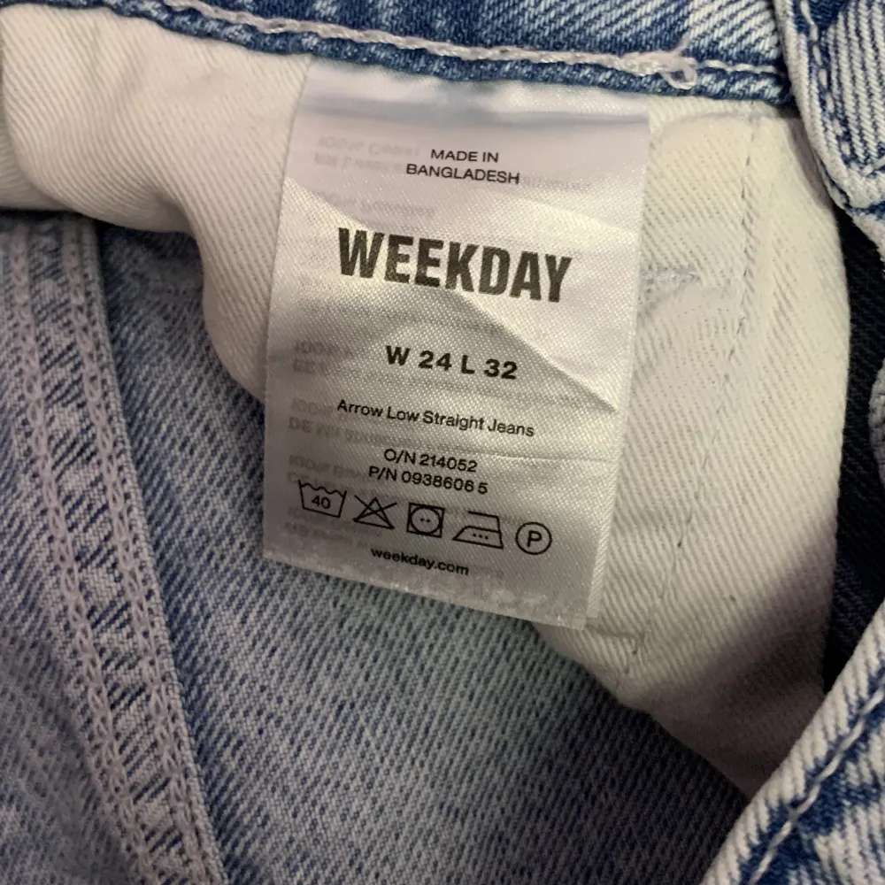 Säljer supersnygga Weekday jeans i modellen arrow low straight och färgen summer blue!😍Knappt använda och i riktigt bra skick!💕. Jeans & Byxor.