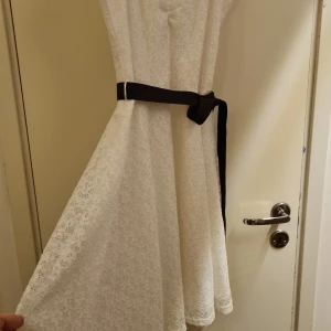 Spets klänning  - Använd bara npgra gånger. Den är som ny. Den är lite genomskinlig.