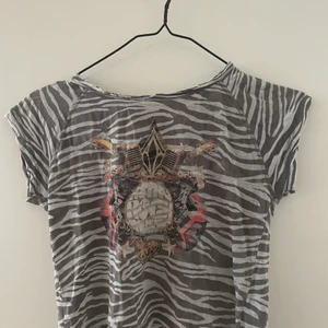 Tröja  - Tröja med zebra mönster och tryck. Inte använd ofta storlek S. Skönt material. 