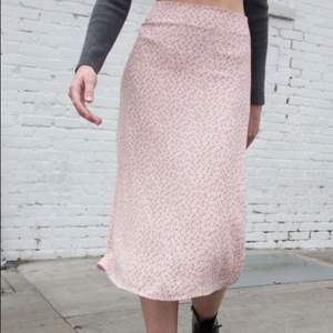 Rosa brandy Melville kjol! Första bilden är från dera hemsida, fråga gärna om du vill ha fler bilder! Kjolen är i använt men bra skick 
