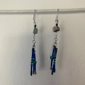 Blå örhängen - Örhängen med blå pärlor och sten 