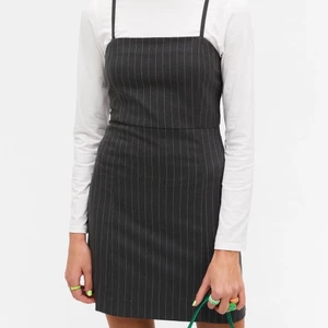 Monki klänning  - Jättefin grå klänning med pin stripes från monki, har bara använt en gång och säljer för den är lite liten på mig! 