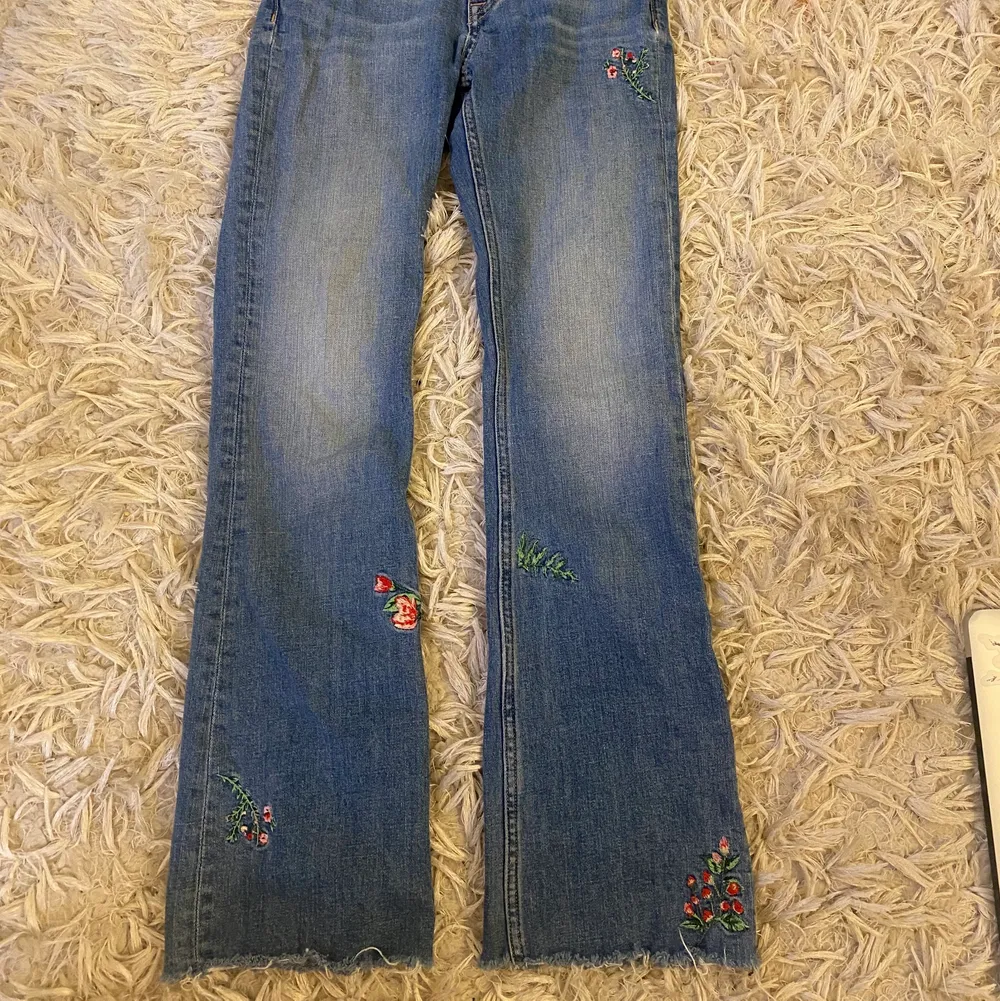 broderade jeans crocker. nypris 1200. storlek 25/28. bootcut som slutar över skorna (jag är 159). Jeans & Byxor.