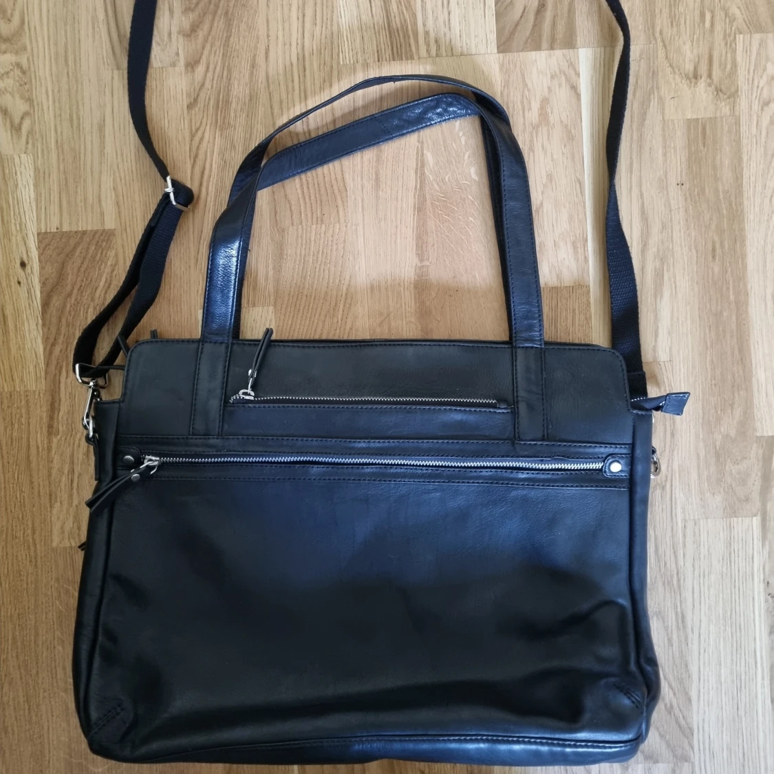 Axelväska i svart läder med laptopfack