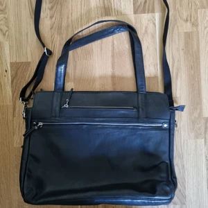Axelväska i svart läder med laptopfack - Jag säljer nu min axelväska med laptopfack (plats för 15" laptop) i svart läder ifrån märket RE:DESIGNED i modellen "Pash". Denna modell går ej att köpa längre och är endast använd ett par gånger och har sedan tyvärr bara legat i garderoben, därför har jag nu bestämt mig för att sälja den. Jag betala 2400 kr på Boozt för väskan.  Foder: 100% bomull Yttermaterial: 100% läder Avtagbar och justerbar axelrem Handtag Indelar i 3 st innerfack med plats för laptop i mitten Ytterfack Mått: 30 x 42 x 14