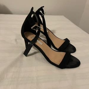 Klackar strl 39 - Låga klackar i strl 39 köpta i london