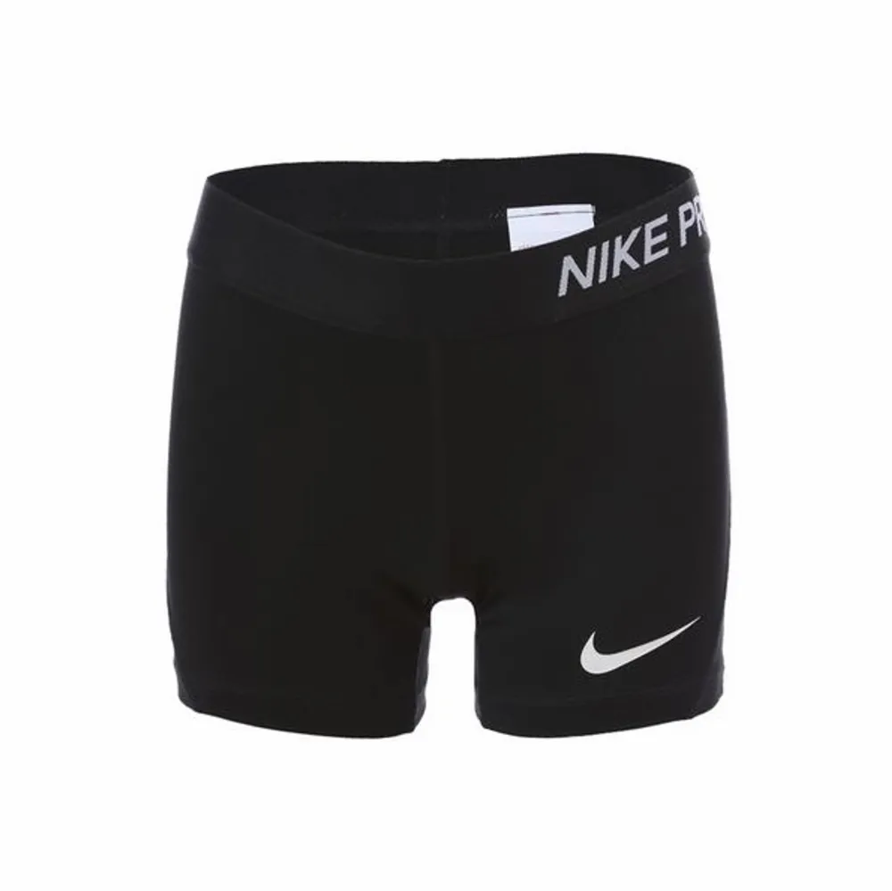 Säljer dessa sköna shorts/cykelbyxor från NIKE. Knappt använda och i my jet fint skick.!! Storlek: S !! 100 inklusive frakt 🥰. Shorts.