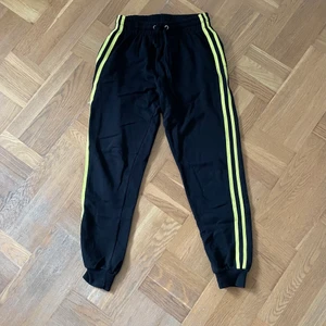 BikBok mjukisbyxor svart/gul S - Mjukisbyxor från Bikbok storlek S