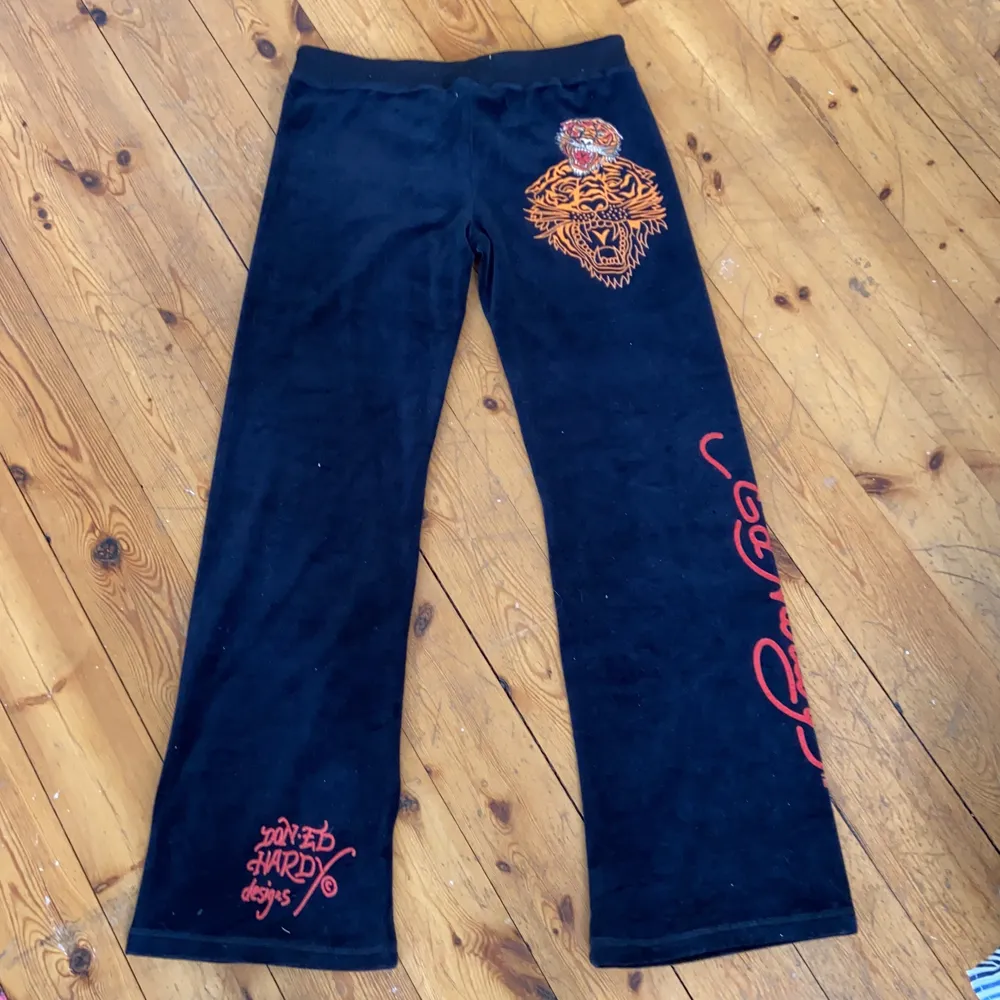 Ed Hardy mjukisbyxor med material liknande till Juicy Couture byxor. Storleken är XL men skulle nog passa M mer. Jeans & Byxor.