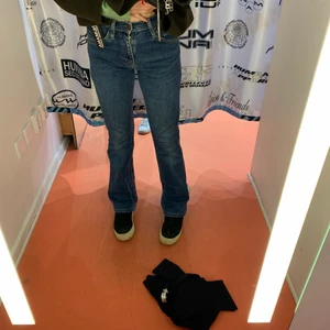Levis Jeans - Säljer nu mina Levis Jeans. De är köpta second hand för ca två månader sen och säljer då de inte kommer till användning. Är tyvärr osäker på storlek, men de är lågmidjade och perfekt längd för mig som är 163 lång 💞
