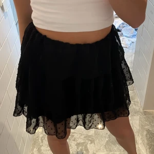 Volang kjol - Så fin svart volangkjol med "prickar" på, den har typ aldrig kommit till användning så säljer den nu! Storlek S men stretchig i midjan så passar en XS säkert M med. 💕