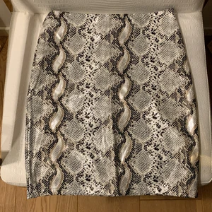 Kjol - Kjol med ormmönster, läderimitation