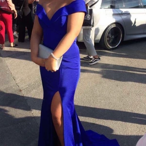 Balklänning - Elegant aftonklänning i unik blå färg. Använd en kväll, originalpris 3700kr