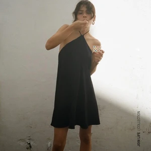 Zara klänning  - Superfin klänning från Zara! Köpt i fel storlek undrar därför om nån vill byta denna mot en likadan i S eller M!❤️❤️