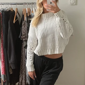 Vit stickad tröja - Säljer denna stickade tröja som är i ett så skönt material🤍 