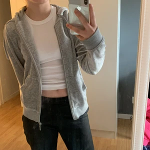 Grå zip hoodie - Jättefin grå zip hoodie från twilfit. Köparen står för frakt.