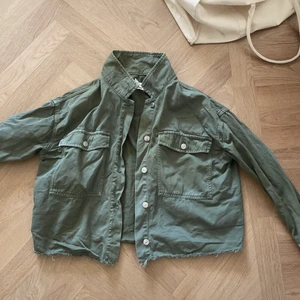 Grön jeansjacka - Fint skick! Lite kortare i modellen. Stolek L men jag är en S/M så den är liten i stoleken