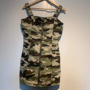 En Camouflage klänning från H&M. Lite använt, Storlek 42. Leverans efter överenskommelse.