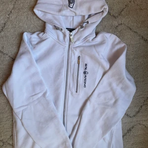 Sail & racing tröja - Säljer min skitsnygga Sail & racing tröja!! Passar till massa olika stilar och kan användas till allt möjligt, från tights till de största jeansen du har i din garderob!!❤️‍🩹 älskar tröjan men behöver pengar så valde att sälja💕 liten fläck på höger arm