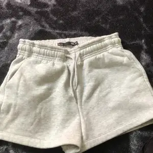 Ett par gråa mjukis shorts i storleken XS har aldrig använt de när jag då märkte att de var föööör stora(har testat dom) 