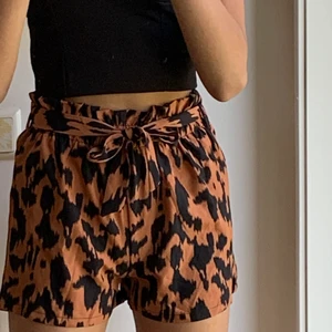 Shorts - Shorts från Shein med ett fint mönster😊 Resår i midjan💕