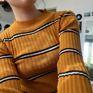 Randig tröja  - Så fin retro-vibetröja (den är mer gulaktig i verkligheten) i jätteskönt material som tyvärr inte kommer till användning. Hör av er vid fler frågor!❤️