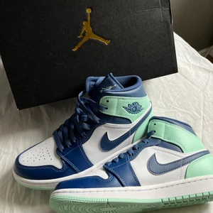 AIR JORDAN 1 MID BLUE MINT  - Helt oanvända! 