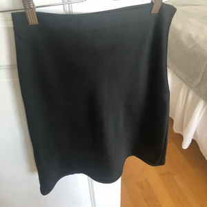 Svart satinkjol - Svart kjol i satin från H&M, i strl 36 med petite, kortare längd, går till knäna på mig som är 150cm.   Som nyskick, endast använd ett fåtal gånger! Tyvärr för liten för mig nu, skulle säga att den är mer som en 34a i midjan ✨  Köparen står för frakten! ☺️