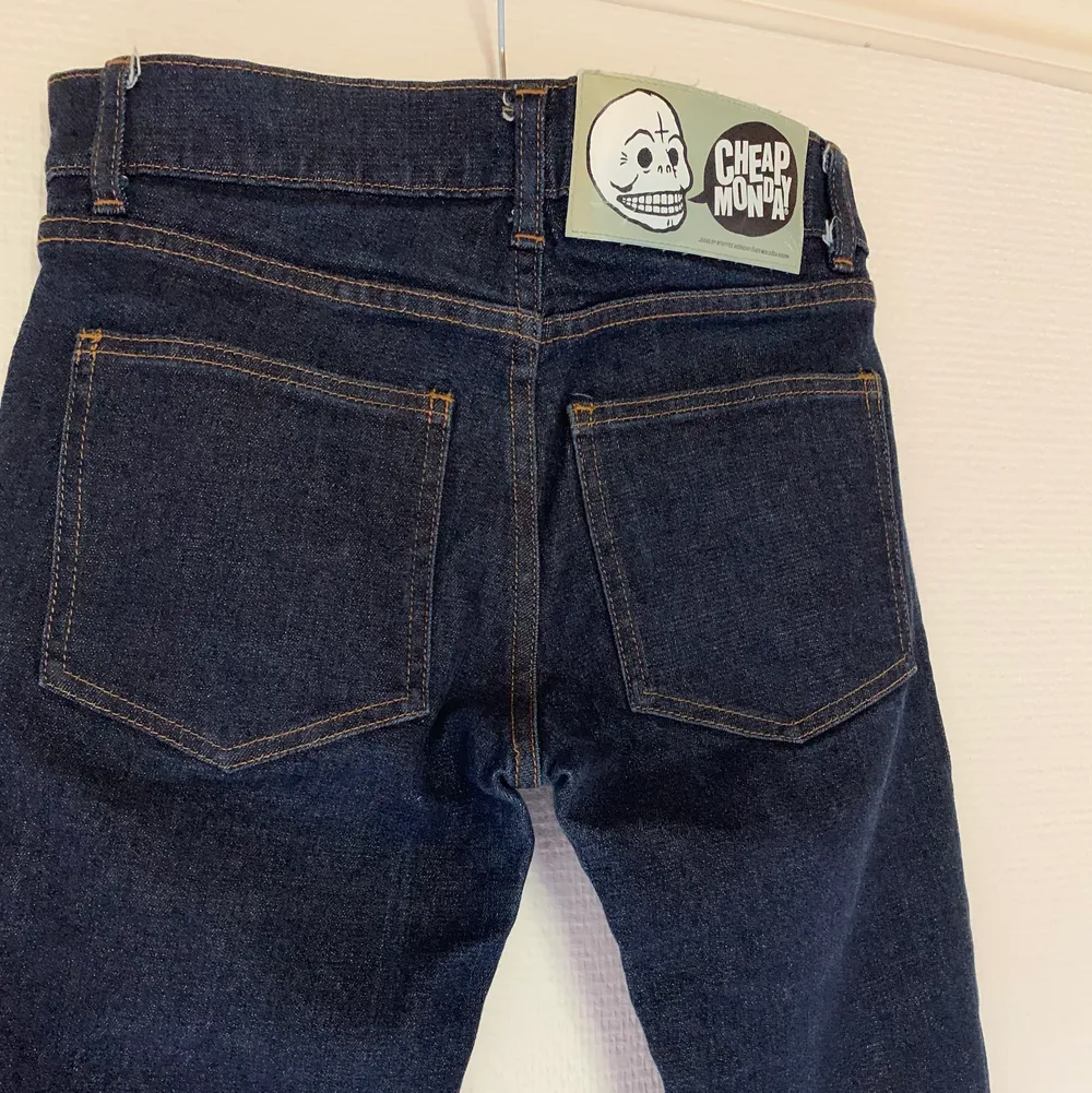 (säljs då mamma rensade sin garderob från 90-talet o annars skulle de slängas) . Jeans & Byxor.