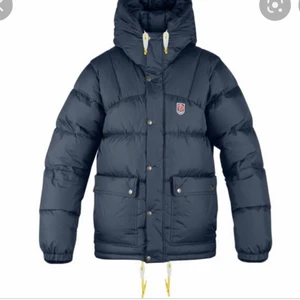 Fjällräven jacka  - Intressekoll på min jättefina jacka från fjällräven som passar bra i vinter!  Nypris: 5000kr! Bra kvalite, kom privat för fler egna bilder!! Köptes i vintras🫶🏻 (storlekarna på fjällräven jackor är stora och därför är storleken xxxs, jag är 160 och använder vanligtvis S)
