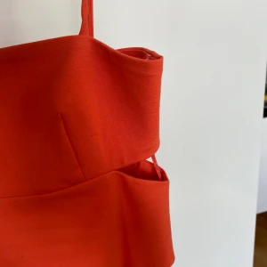 Orange sommartopp - Sjukt fun topp klockren till sommaren. Tycker inte färgen kommer till rätta men en klar orange färg. Exklusive frakt 