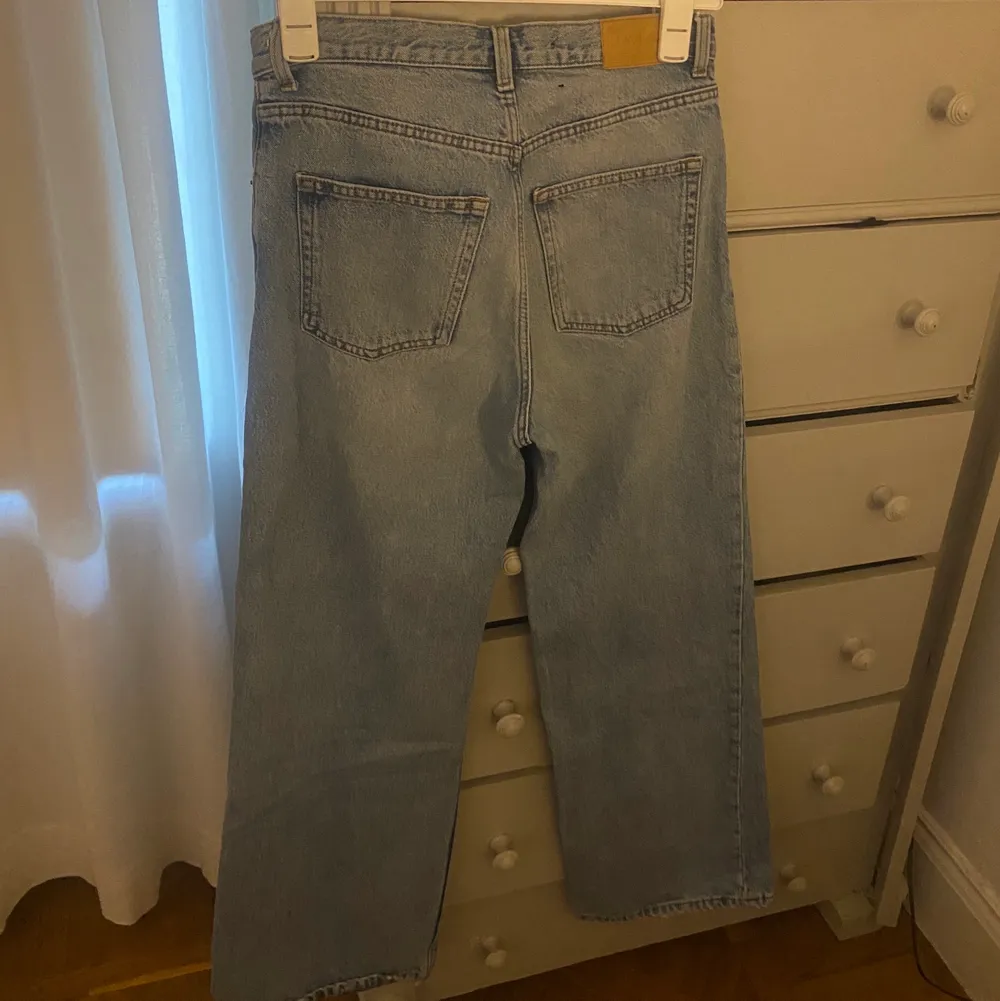 Ett par blå utsvängda jeans från Monki . Jeans & Byxor.