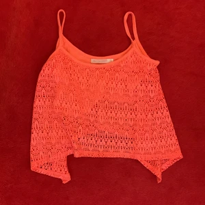 T-shirt pink - Pink Tshirt very pop colour and super summury. It has holes and an under bra that is very comfortable. Pop out the outfit and lifts up the mood ! 