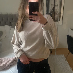 Långärmad topp - Säljer den här söta långärmade toppen ifrån gina. Jätte skönt material💕