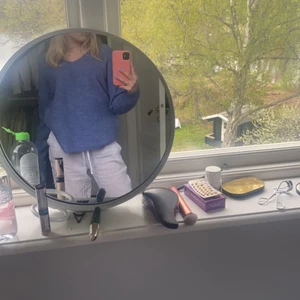 Blå stickad tröja - Blå stickad tröja med en v-ringning från Zalando. Använd några gånger men är i bra skick. 