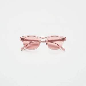 Underbara rosa solglasögon. Aldrig använda i orginaletui. Säljer då de inte passar min ansiktsform. 