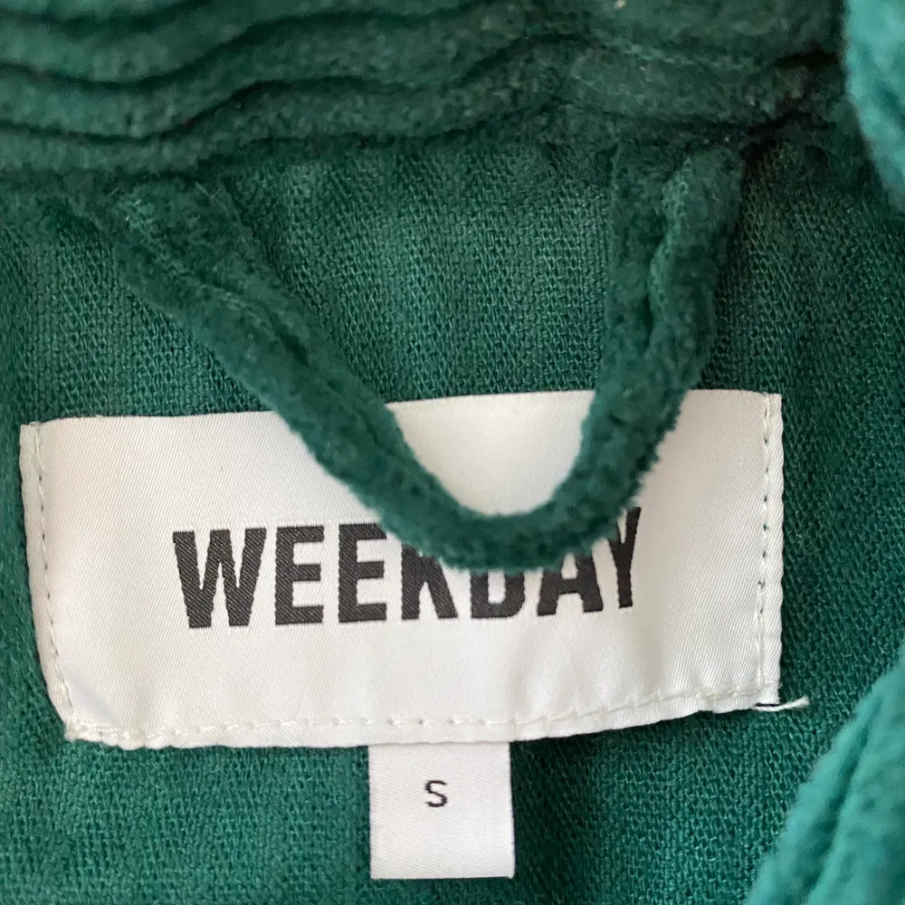 Grön jacka från Weekday, knappt använd. Najs som både skjorta och jacka. Den är i en boxig modell. 💚. Jackor.