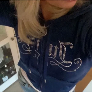 Juicy kofta  - Säljer nu mina mörkblåa juicy kofta!💙storlek S. Säljer för 400 vid snabb affär annars ej under 500. Skriv privat vid intresse! 