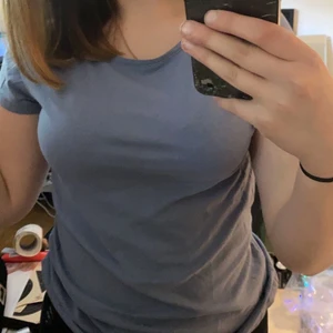 T-shirt Kappahl - Här är en T-shit från Kappahl. Storlek M men skulle säga den mer liknande i storlek S. Den är ljus blå. Frakt kostnad beroende på var den skickas. Betalar en del av frakten själv.