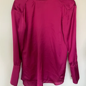 Rosa blus - Chockrosa blus med hög hals och jättefin rygg! Från Gina Tricot, stl 34, pris 60kr