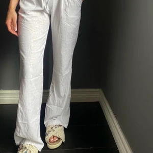Linnebyxor - Lägger ut igen då köparen drog sig ur, INTE MINA BILDER⚠️ Säljer dessa såå fina linnebyxor från Byanastasia som är vida och långa. Går inte att köpa långre. Skriv för egna bilder💗💗💗 Helt oanvända, prislappen kvar