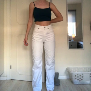 Snygga Zara jeans💗 - Snygg jeans från Zara köpa här på plick. Storlek 36  Jätte fräscha och bra skick. Bara använt ca 2 gånger av mig. Är 171. Kan mötas upp i Stockholm/ Nacka eller köparen betalar för frakt💗💗