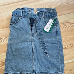 Helt ny jeanskjol!  - Helt ny jeanskjol med alla lappar kvar. Snyggt spänne och skärp! Storlek 32. 