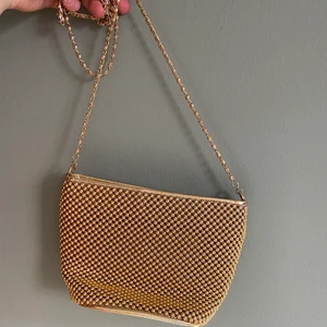 Guldig väska  - Super söt guldig väska. Mått 20X13 cm. Jätte fint skick. Vintage. 