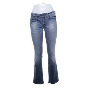 Snygga, lågmidjade jeans med coola detaljer från märket replay som inte har används, köpta från sellpy (i stort sett nyskick) och lappen är kvar. Strl 30 men aningens små i storleken 💓