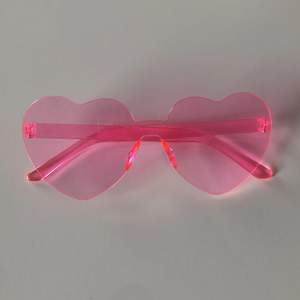 Säljer dessa rosa hjärtformade solglasögon från shein💗 Aldrig använda! Säljer pga att jag inte gillade dom på mig. Nypris 34 kr
