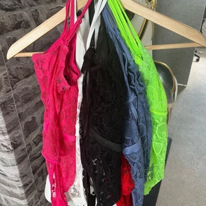 Bodys  - Body i flera olika färger! Svart, vitt, röd, rosa, blå, neon grön! De är EXAKT LIKADANA så den svarta är fotad på dom andra bilderna! Bodys i spets med kupa för brösten! I storl S/M! Alla för 400kr eller en för 100kr frakt tillkommer 